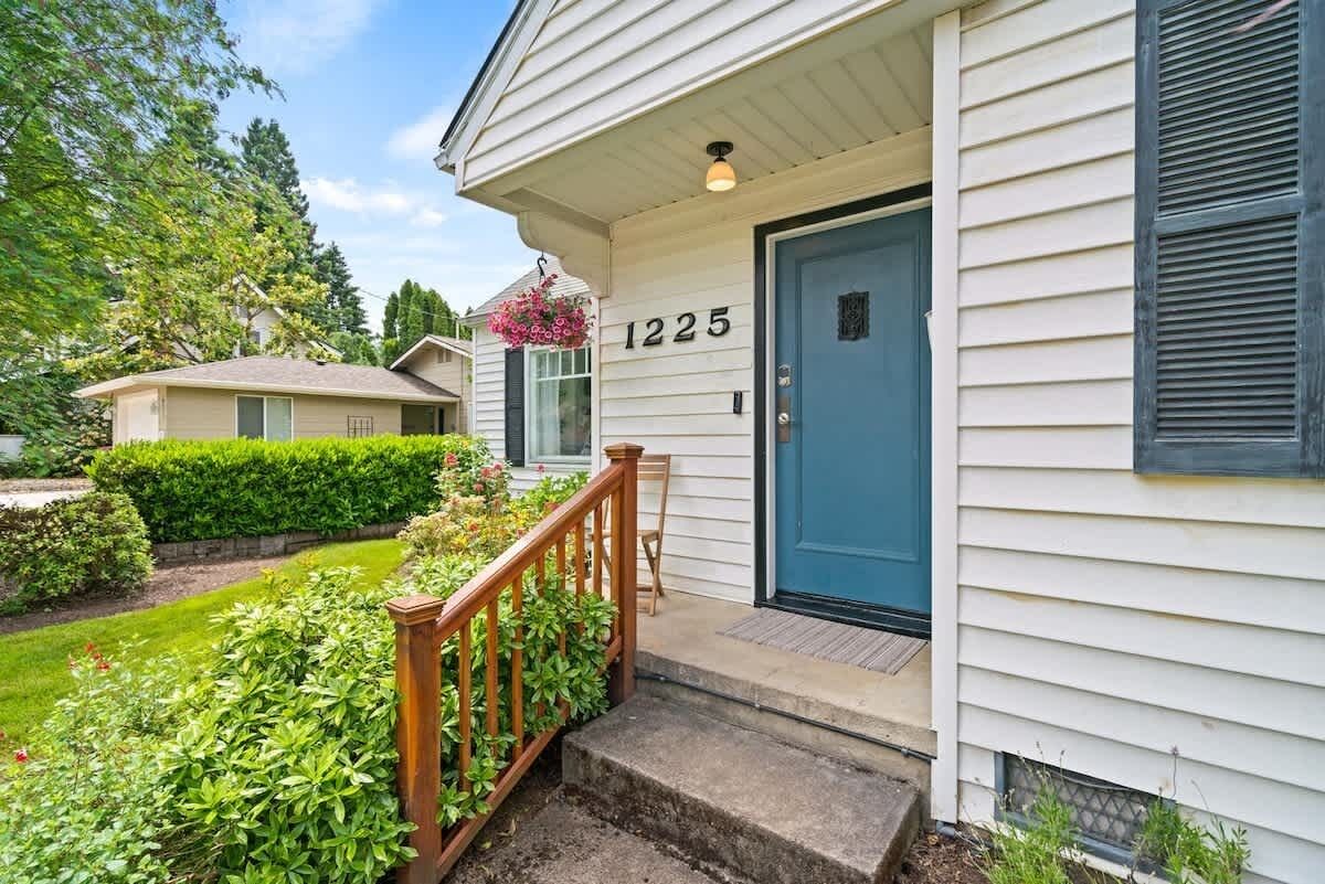 Une maison avec une porte bleue et le numéro 1225.