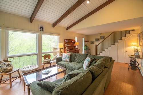 Modern cabin nestled in the trees - the Sugar cube