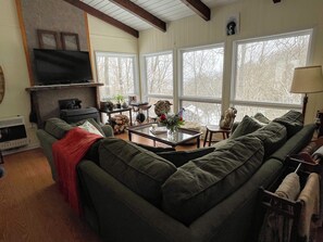 Smart TV, fireplace, books, music library - 3 min to Sugar Mtn: Modern cabin nestled in the trees - The Sugar Cube (Sugar Mountain)
