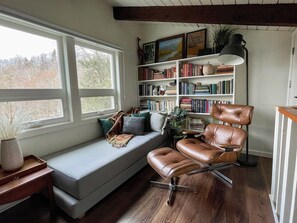 Smart TV, fireplace, books, music library - 3 min to Sugar Mtn: Modern cabin nestled in the trees - The Sugar Cube (Sugar Mountain)