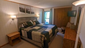 3 habitaciones, escritorio y tabla de planchar con plancha 