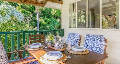 2BR Cottage on 1 Acre. Air Con & King Beds.