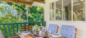 2BR Cottage on 1 Acre. Air Con & King Beds.