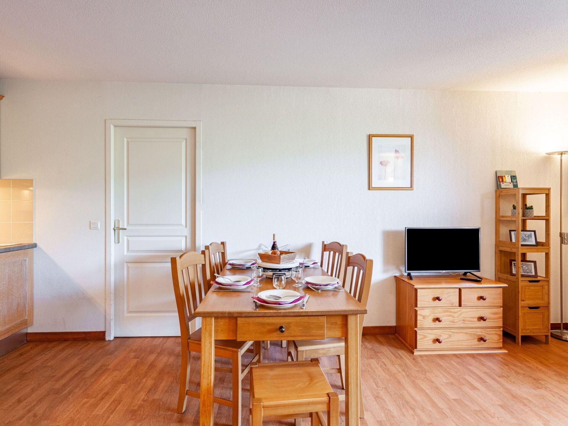 Mesa, Mueble, Vajilla, Propiedad, Cielo, Silla, Textil, Diseño De Interiores, Madera, Árbol