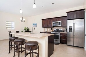 Frigorifero, microonde, forno, piano cottura