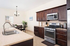 Frigorífic, microones, forn i placa de cuina