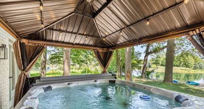 NEW 4 Bedroom 4 Bath Waterfront Home Sleeps 14!