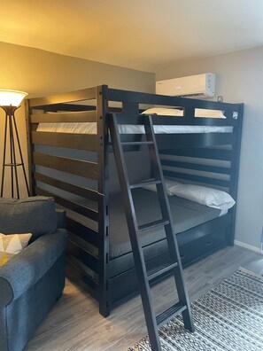 1 soverom, skrivebord, wi-fi (inkludert) og sengetøy