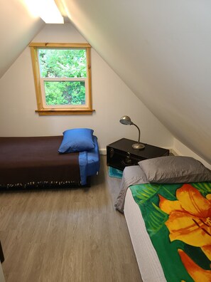 2 habitaciones, escritorio y ropa de cama
