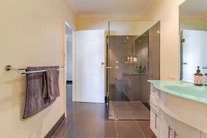 Douche, séchoir à cheveux, serviettes fournies, savon
