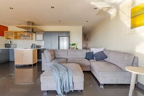 Smart TV - Luxurious beachfront, panoramic views (West Lakes Shore)