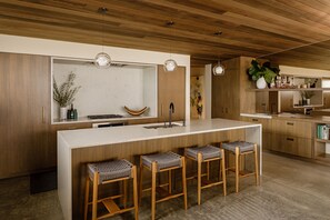 冷蔵庫、電子レンジ、オーブン、コンロ