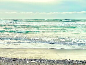 Playa en los alrededores, camastros y toallas de playa