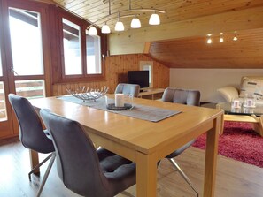 Dining - Beautiful apartment for 4 people with WIFI, TV and balcony (Kienholz)