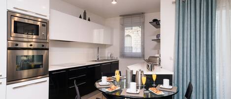 Réfrigérateur, micro-ondes, four, grille-pain