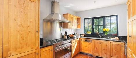 Kühlschrank, Mikrowelle, Ofen, Kochgeschirr/Geschirr/Besteck