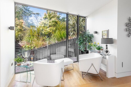 The Hollies 5 bedroom house