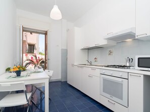 Mikrowelle, Ofen, Toaster, Esstisch