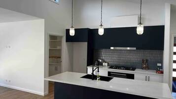 Kjøleskap, mikrobølgeovn, ovn og oppvaskmaskin