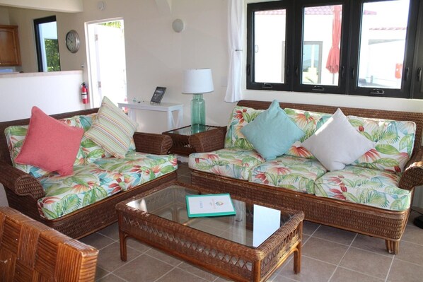 TV - Beautiful Villa With Great Sunset and Pool (Cruz Bay)