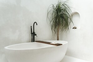 Villa, 3 chambres | Salle de bain | Ensemble baignoire-douche, serviettes fournies, savon, shampooing