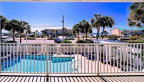 Una piscina al aire libre, una piscina climatizada