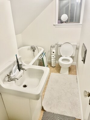 Badewanne, Toilettenpapier