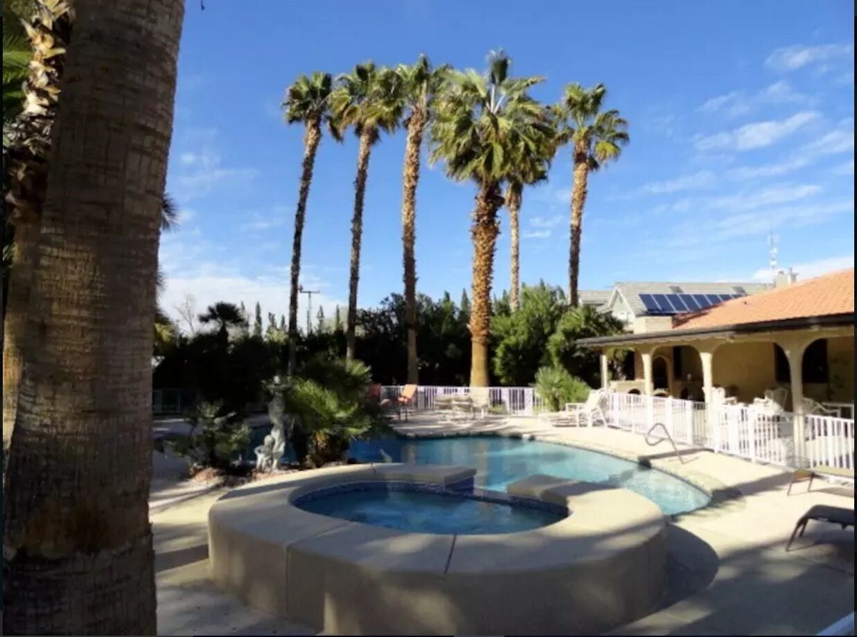 New to VRBO! Pool / Spa Acreage Near Strip