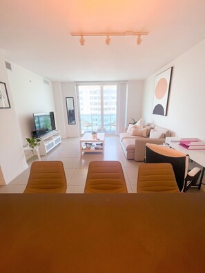 Télévision à écran plat, espaces bureaux