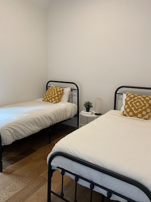 2 makuuhuonetta, memory foam -patjalliset sängyt, pimennysverhot