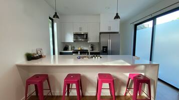 Kjøleskap, mikrobølgeovn, ovn og kokeplater