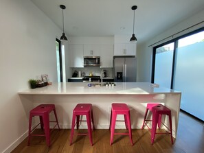 Fridge, microwave, oven, stovetop - Walk to East Austin restaurants + pets welcome (Austin)