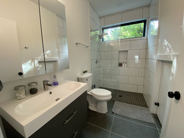 Bathtub, hair dryer, towels, soap - Walk to East Austin restaurants + pets welcome (Austin)