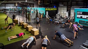 Une salle de sport équipée de divers appareils d’exercice et de boîtes en bois.
