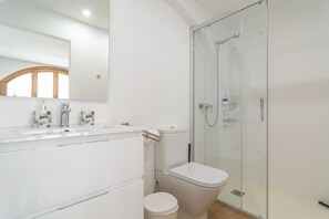 Een bad/douchecombinatie, een haardroger, een bidet, handdoeken