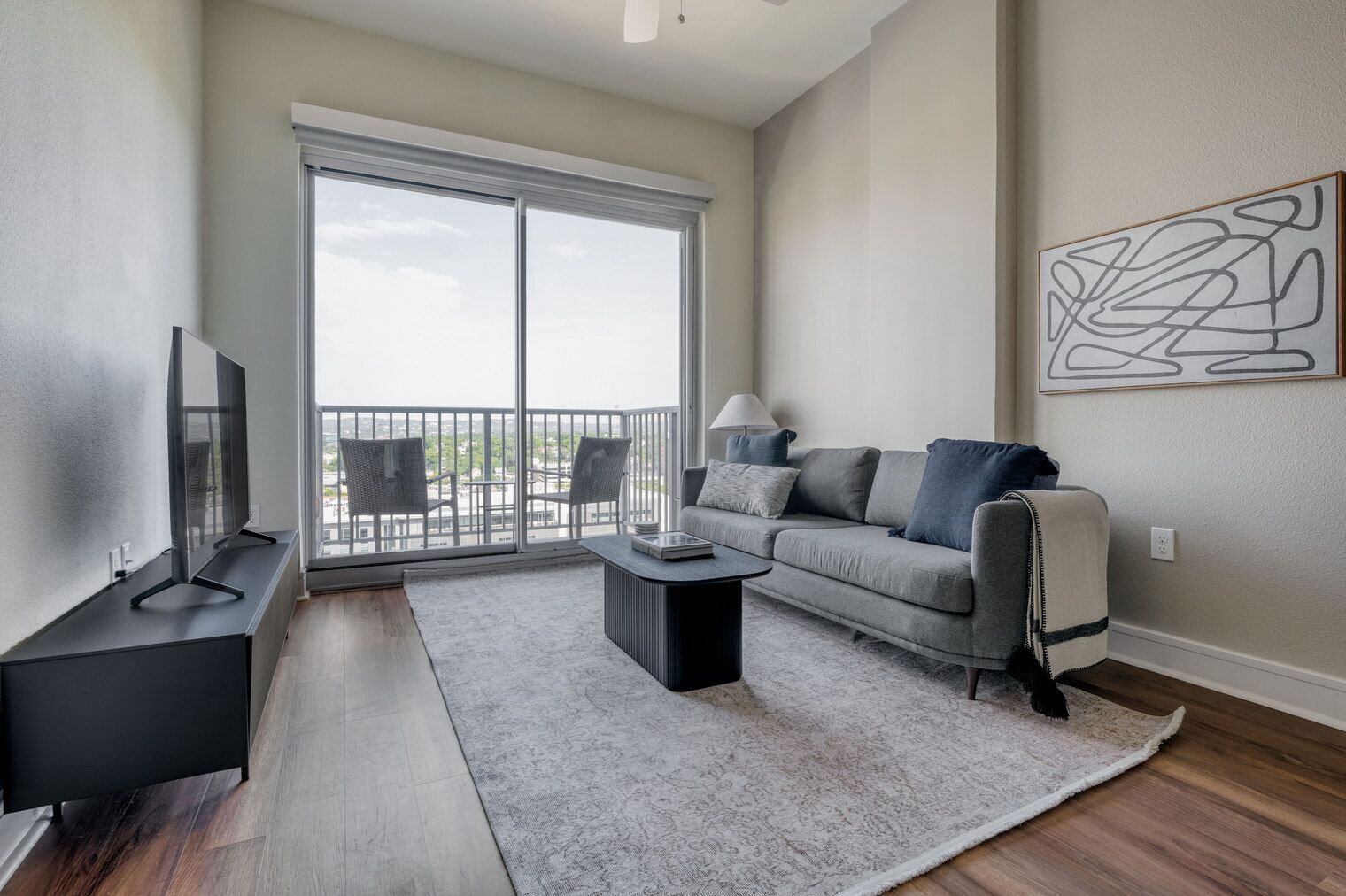 Luxury Downtown 1BR w/ Gym, W/D, Pool, walk to 6th St bars, by Blueground
