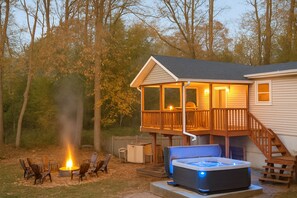 Outdoor spa tub - Beacon,Hudson Valley, 4bedroom 2bath, Sleeps 7, Pool, Hot Tub, Wifi,1.5m to town (Beacon)