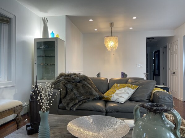 Smart TV, books, stereo, computer monitors - Beacon,Hudson Valley, 4bedroom 2bath, Sleeps 7, Pool, Hot Tub, Wifi,1.5m to town (Beacon)