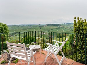 Property grounds - Wonderful  villa for 4 guests with WIFI, TV, terrace and panoramic view (Barolo)
