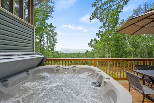 NEW STUNNING VIEW OVERLOOK MASSANUTTEN with HOT TUB and Adjoin SHEN NATL PARK!