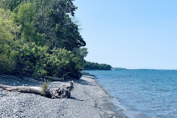 Una playa cerca, sillas reclinables de playa, toallas de playa