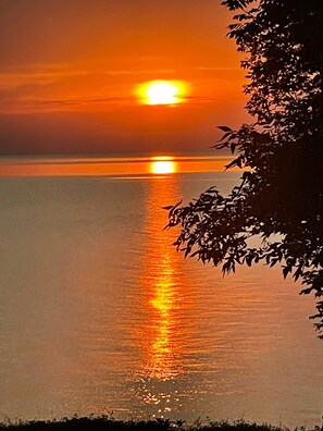 Plage à proximité, chaises longues, serviettes de plage