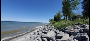 Una playa cerca, sillas reclinables de playa, toallas de playa