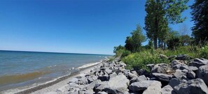 Ubicación cercana a la playa, tumbonas y toallas de playa