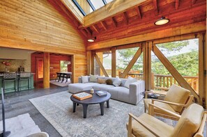 TV, fireplace, ping pong, books