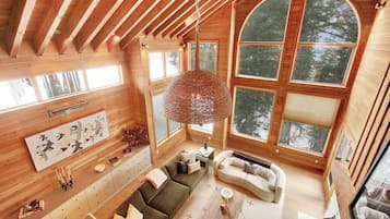 TV, caminetto, tavolo da ping pong, libri