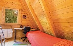 3 bedrooms, iron/ironing board, WiFi, bed sheets - 3 Bed House Sleeps 6 - Pool, Pets, Garden, Parking (Crni Lug)