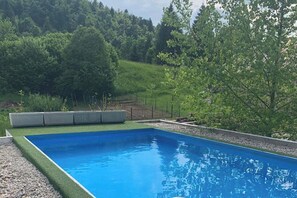Pool - 3 Bed House Sleeps 6 - Pool, Pets, Garden, Parking (Crni Lug)