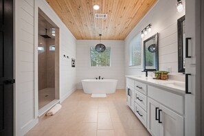 Bañera, secador de pelo, toallas