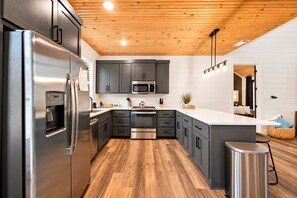 Fully equipped kitchen with granite counters & stainless appliances 🍳